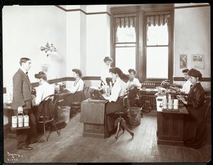 Nők belső képe a diktálógépeknél a New York Edison Co.-ban, Duane Street 55, New York, 1910 (ezüst zselatin nyomat)